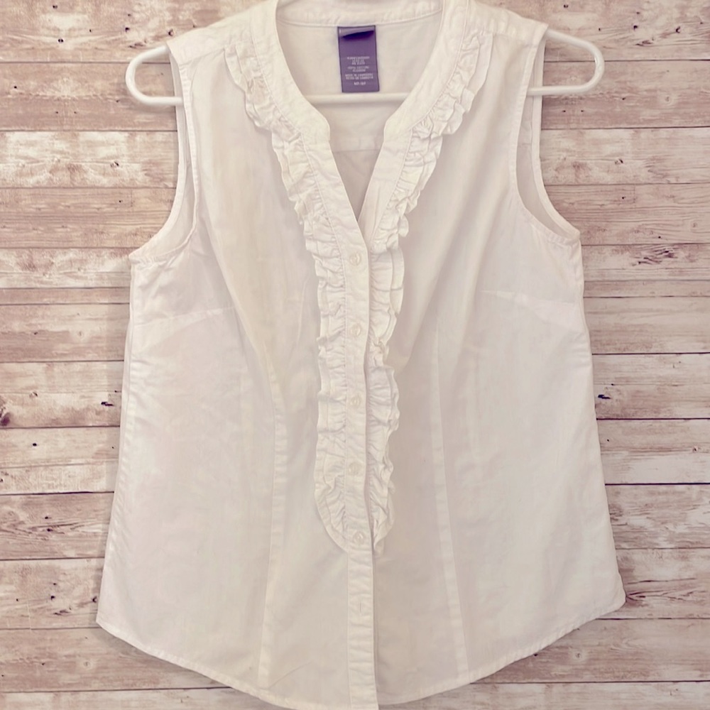 Laura Scott, petite sleeveless button down top